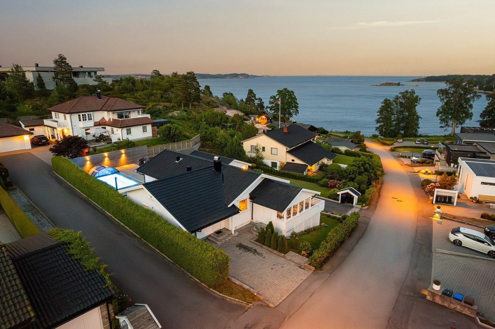 Eiendommens plassering er utsøkt og gir fin utsikt til sjøen og enkel tilgang til badestrand Galleribilde