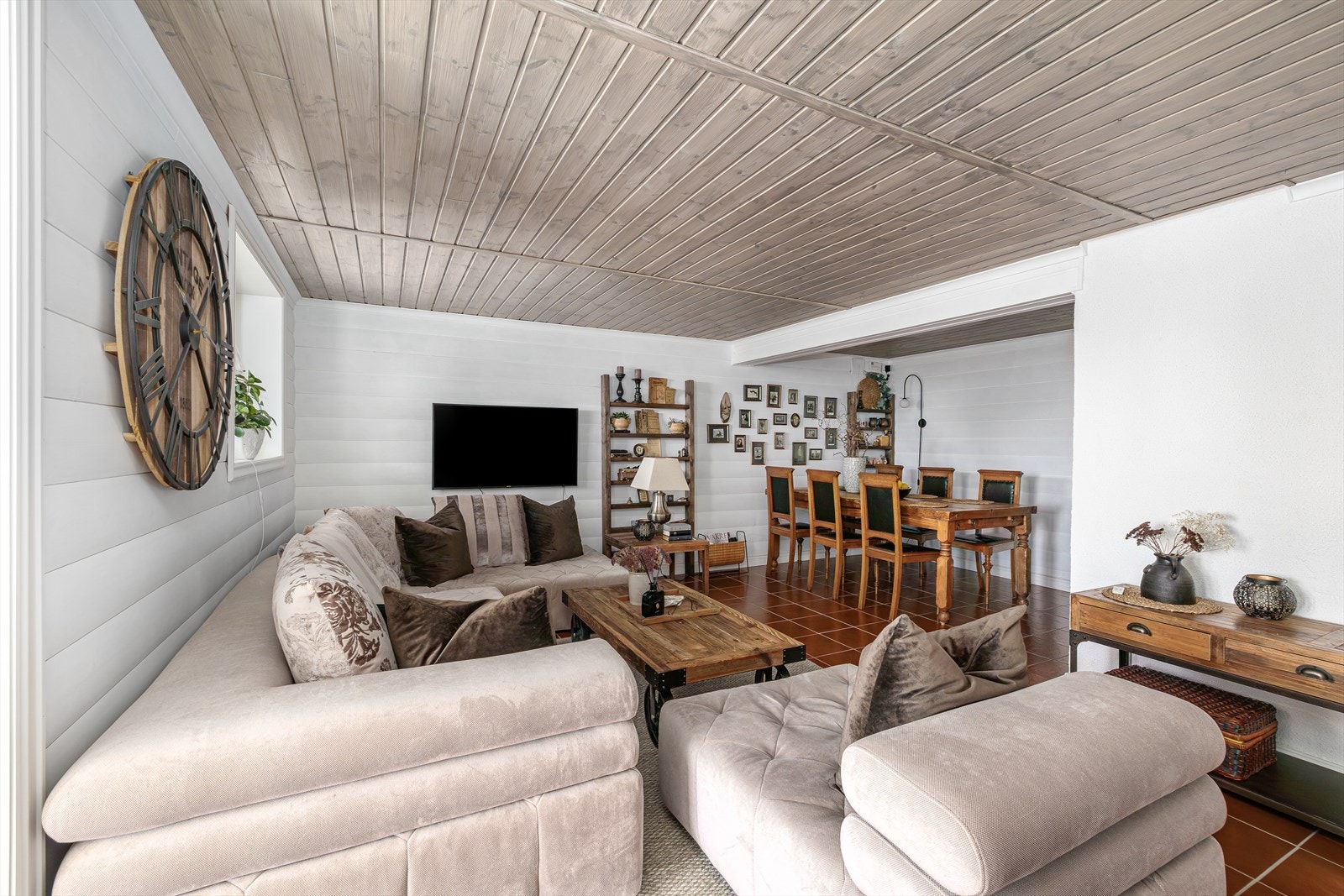 God plass til både salong-gruppe og spisestue Galleribilde