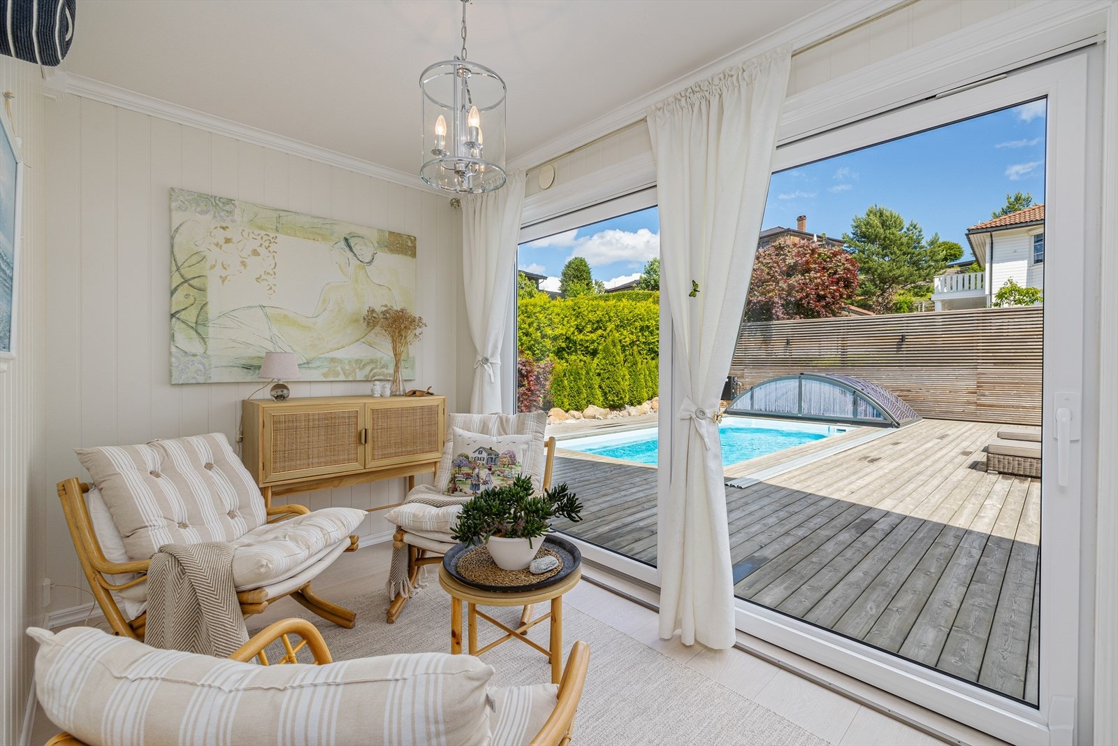 Oppholdsrom med skyvedør ut mot terrassene Galleribilde