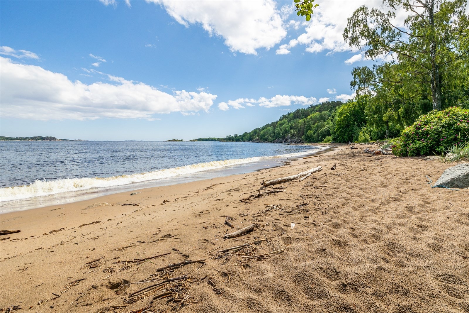 Kun et par minutters gange ned til stranda med sol og badeplasser Galleribilde