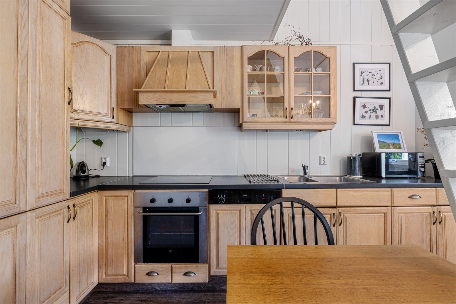 Pen kjøkkeninnredning. Integrert steketopp, komfyr, kjøl/fryseskap og oppvaskmaskin. Galleribilde