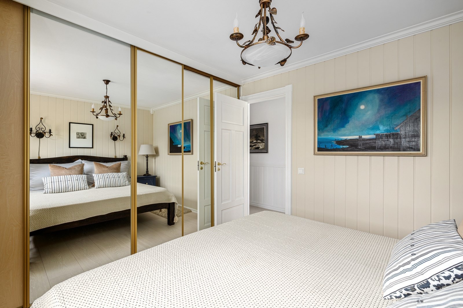 Stor skyvedørgarderobe Galleribilde