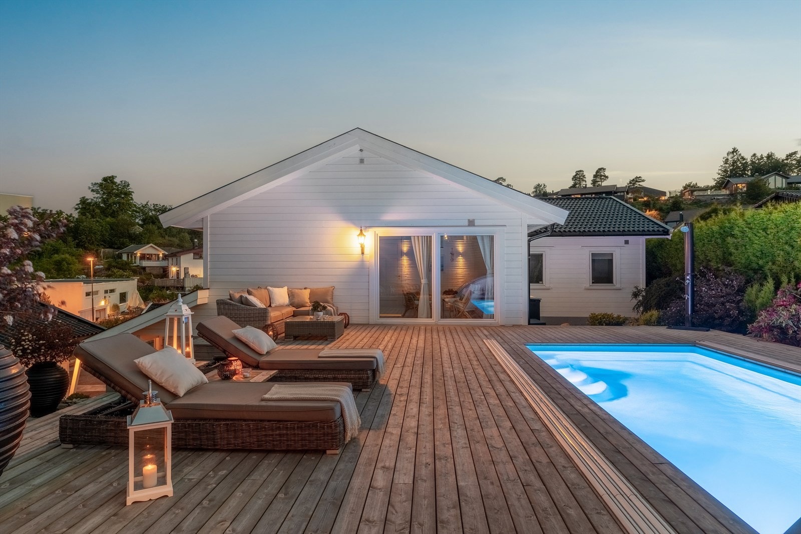 Usjenert og solrikt på store terraser Galleribilde