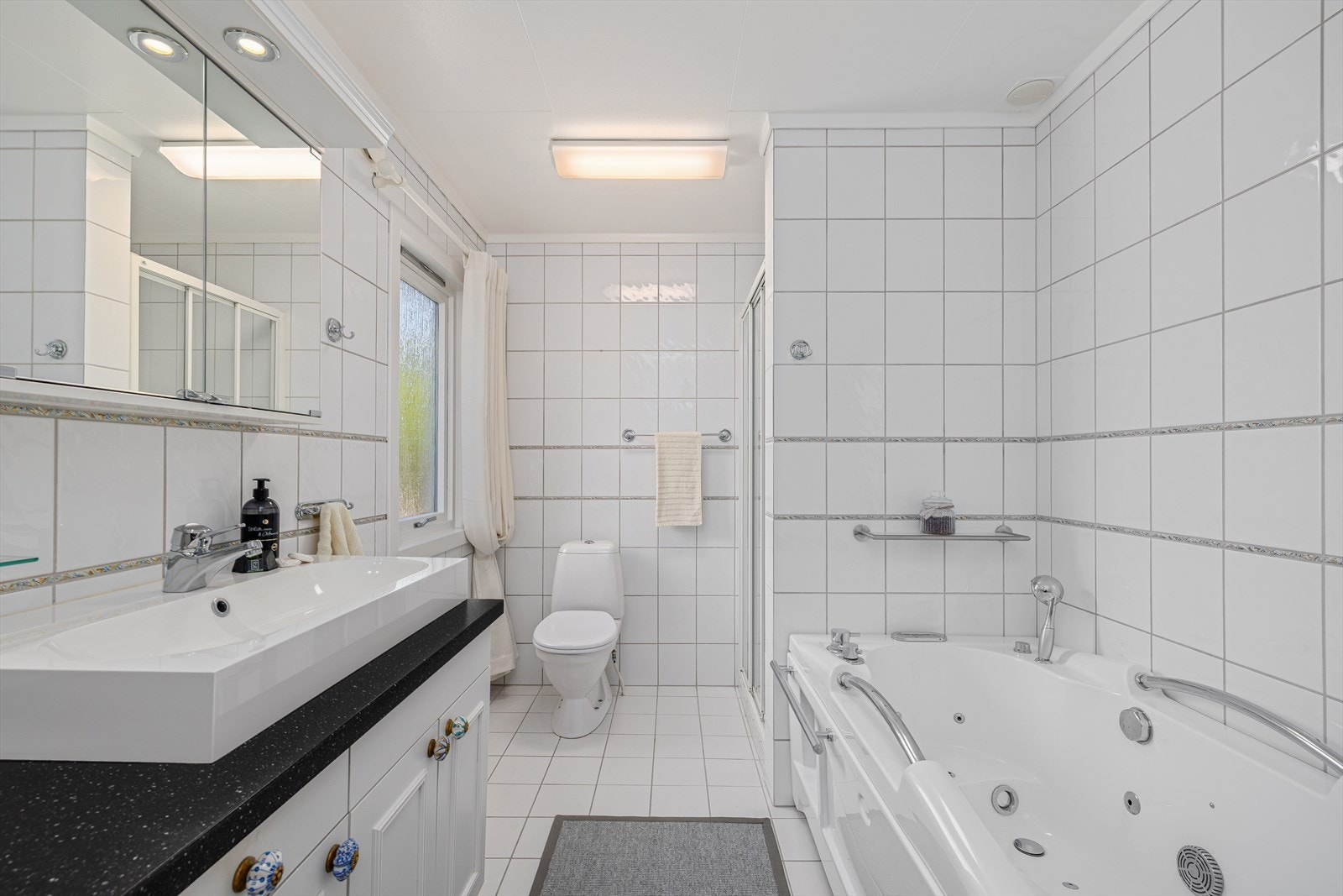 Romslig bad. Flis på gulv og vegger. Galleribilde