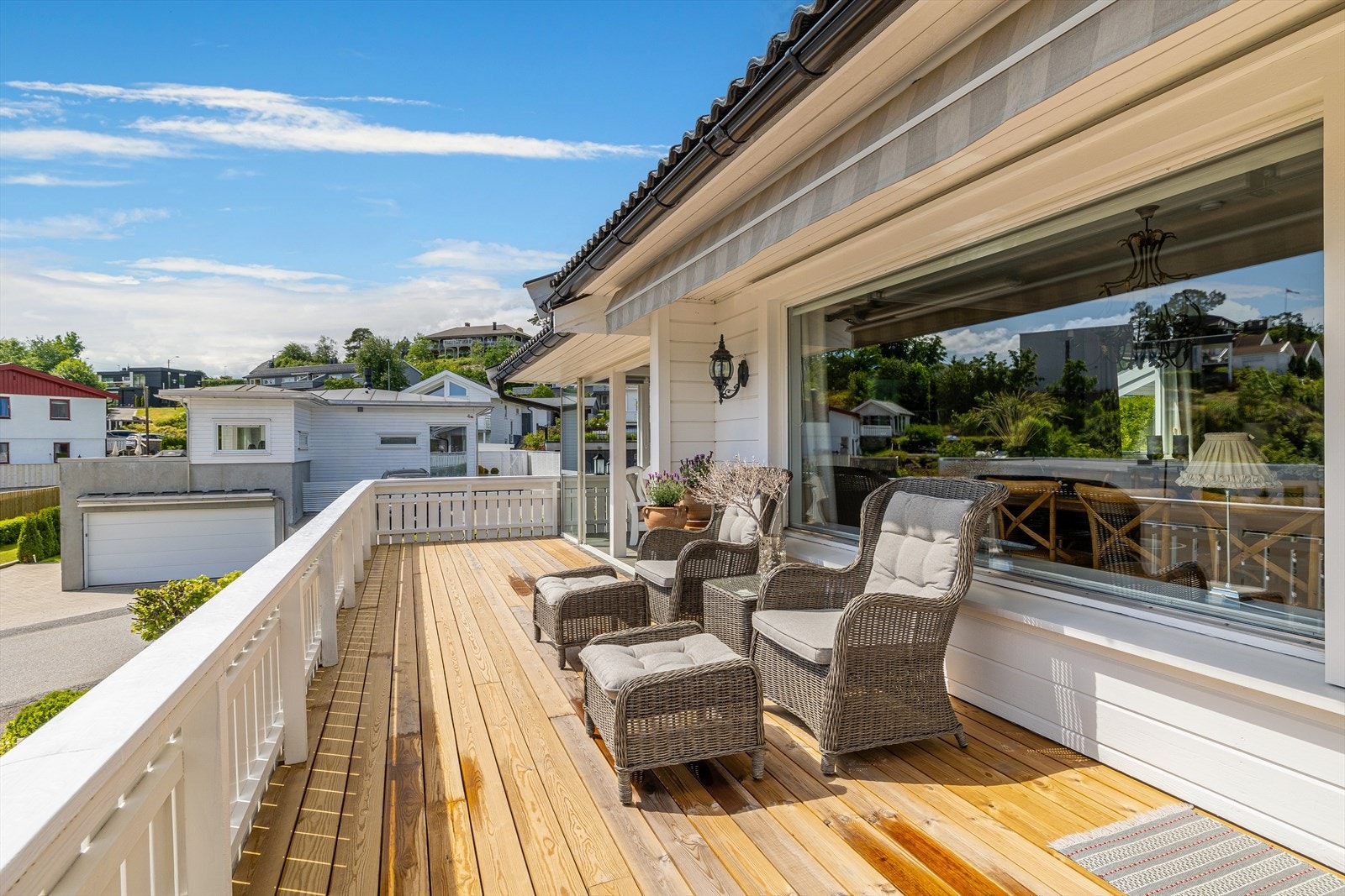 Utgang til veranda fra stue, nydelig utsikt ! Galleribilde