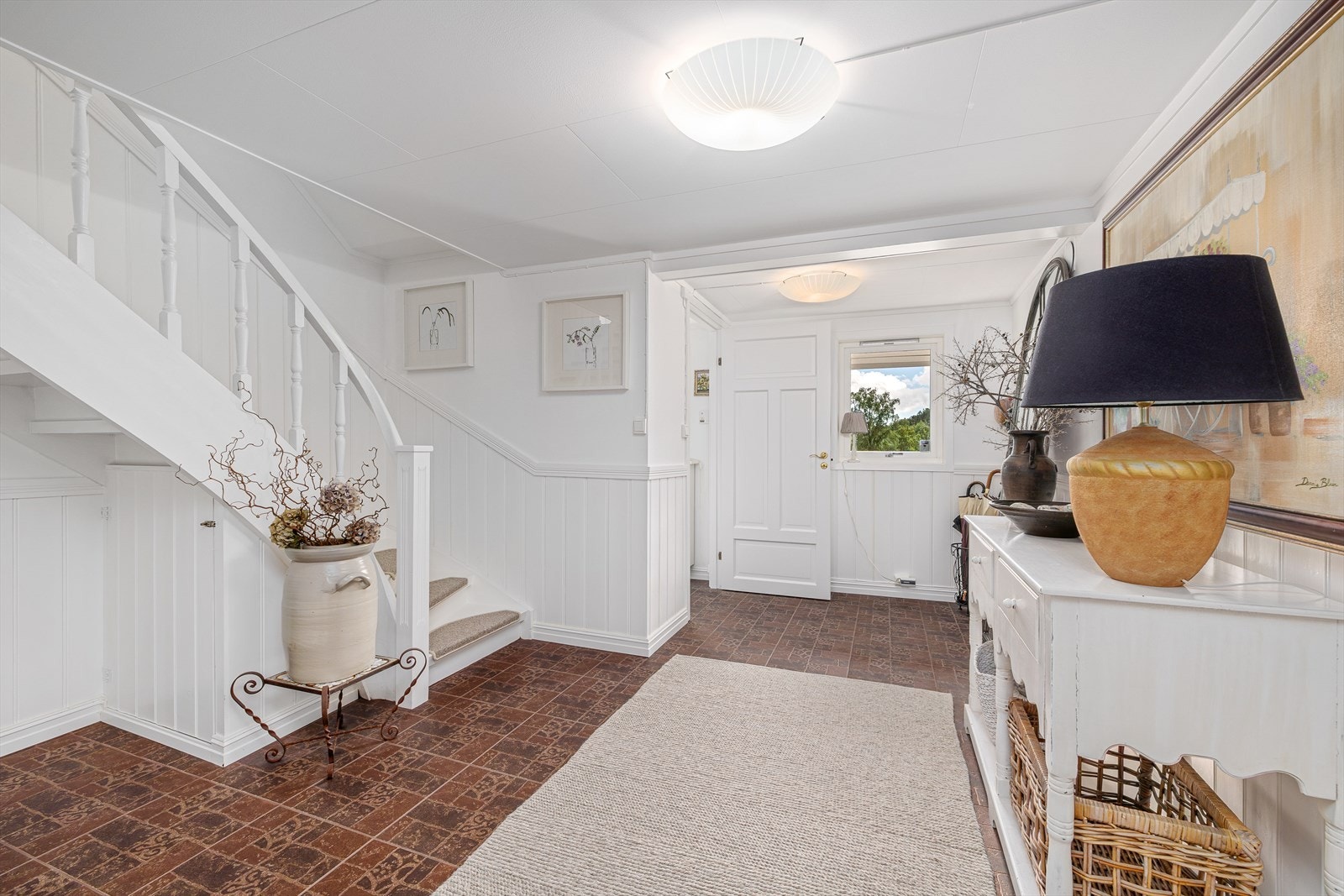 Entre og stor hall ønsker deg velkommen inn! Galleribilde