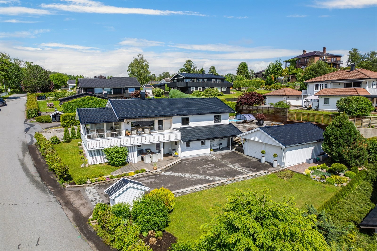 Innholdsrik og påkostet eiendom. Lettstelt eiet tomt Galleribilde