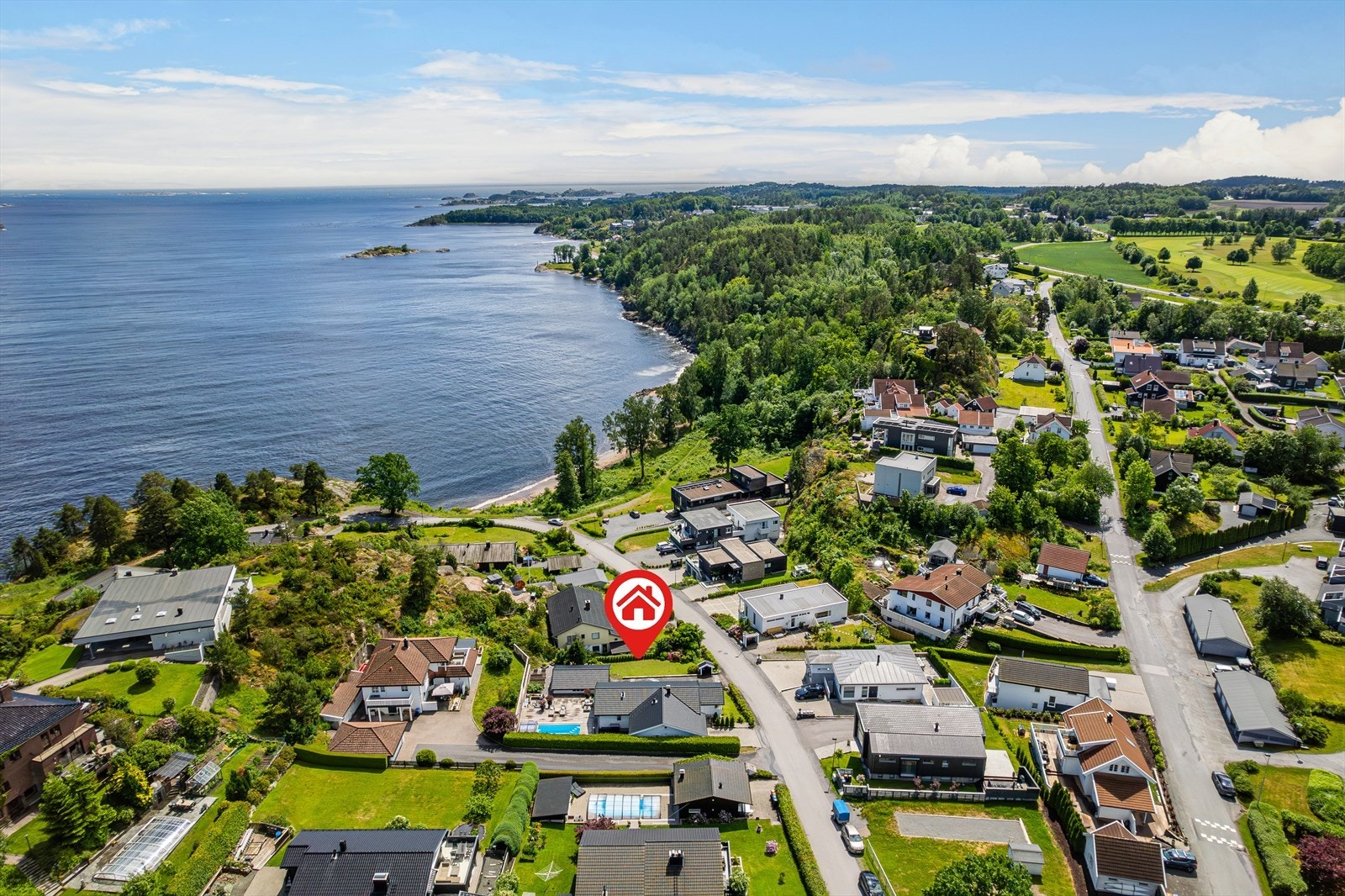 Eiendommen ligger i et attraktivt, naturskjønt og barnevennlig boligområde. Stille og rolige omgivelser med herlig utsikt og rusleavstand ned til stranda Galleribilde