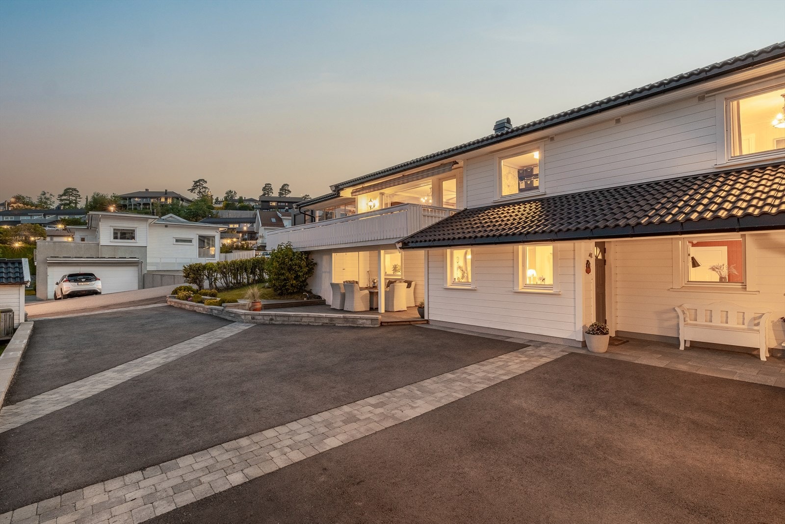 Stor gårdsplass som ble asfaltert i 2022 Galleribilde