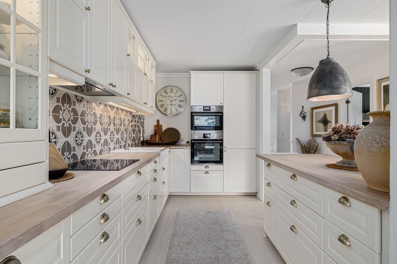 Pen innredning med profilerte fronter Galleribilde