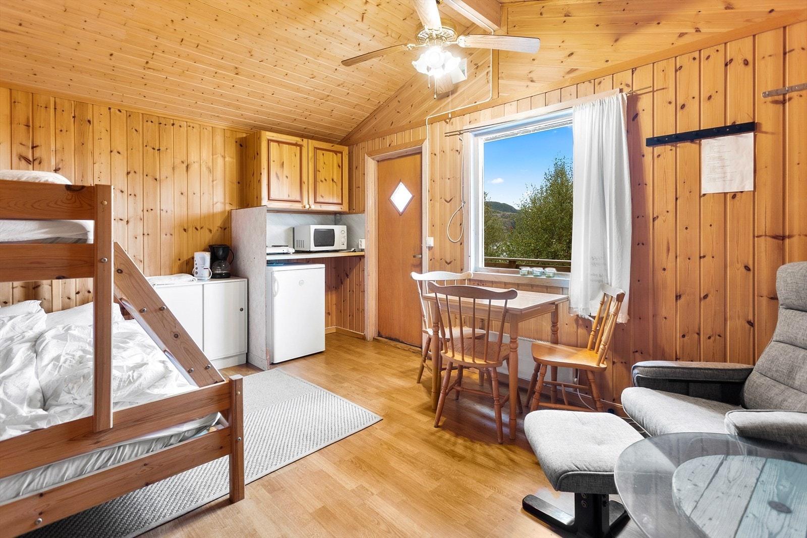 Denne hytten har ett oppholdsrom Galleribilde