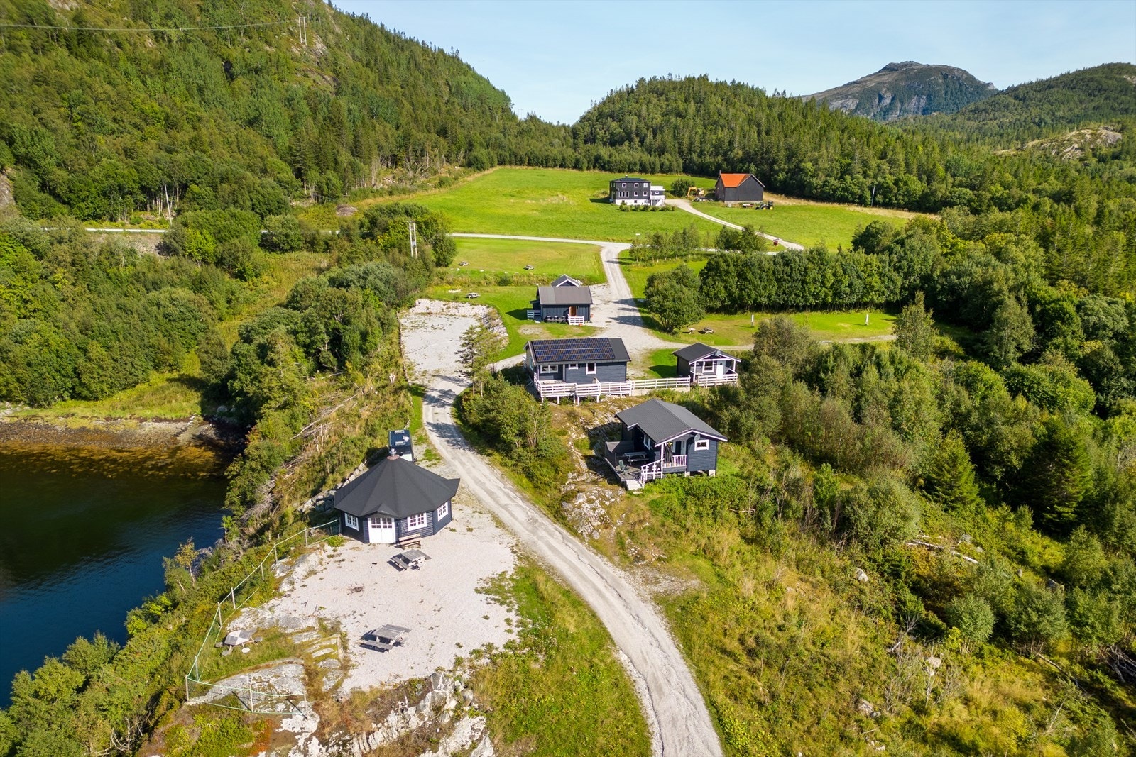 I dag leies hyttene og campingplassen ut uten noe markedsføring, og i følge selger er mulighetene for økt inntjening her absolutt tilstede Galleribilde