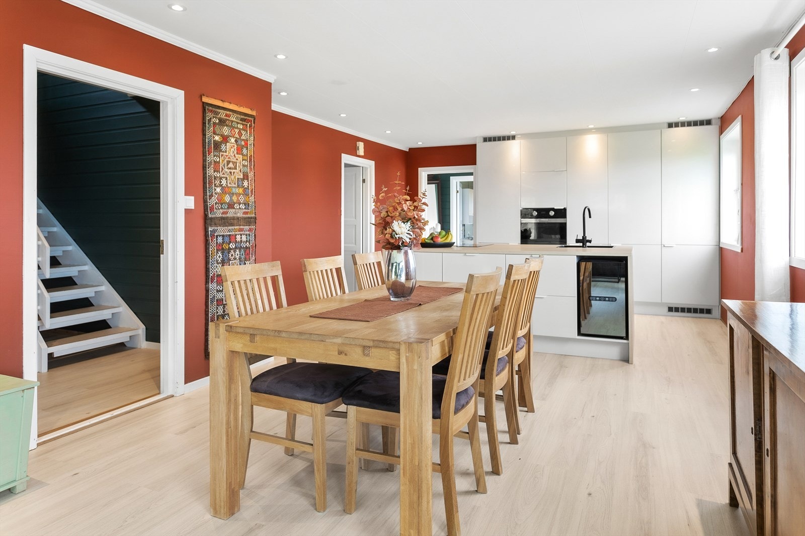 Til venstre ser du trappen opp til 2. etg med eget kjøkken, stue
, bad, tre soverom Galleribilde