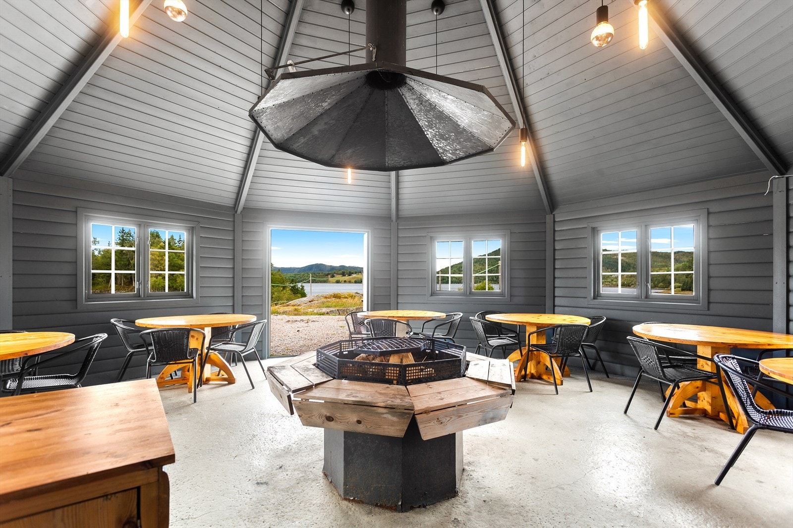 Det er også bygget en flott grillhytte nede ved sjøen, her har det vært konfirmasjoner og andre selskapeligheter ifølge selger Galleribilde