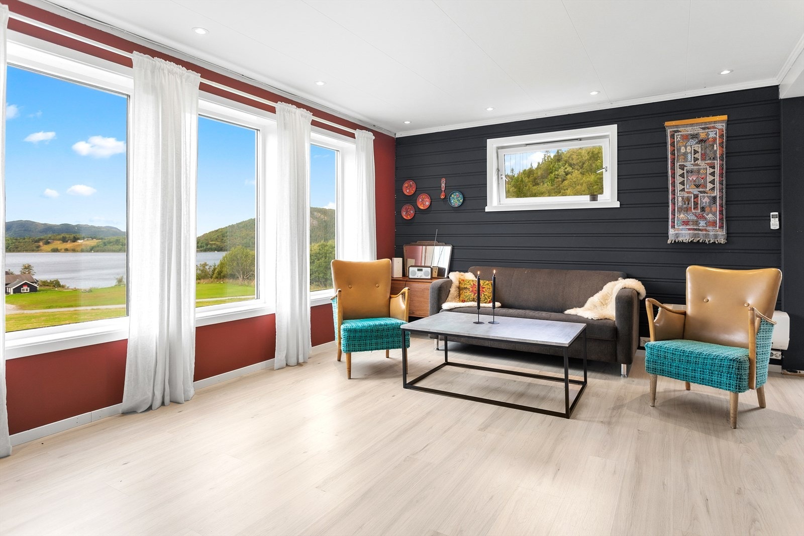 Legg merke til den flotte utsikten fra stua Galleribilde