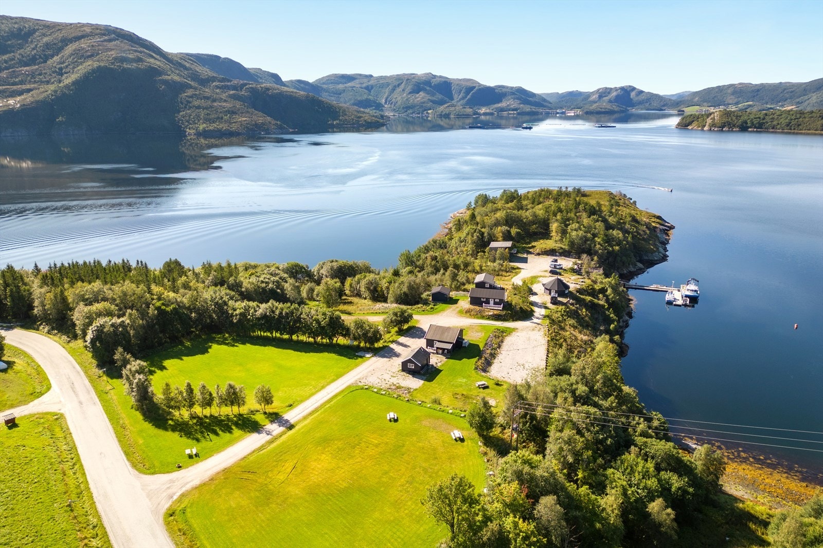 Eiendommen er på totalt 370 mål, og denne delene er regulert til campingplass, hvor det også er mulig å sette opp en enebolig, legg merke til småbåthavna, med strøm og lys Galleribilde