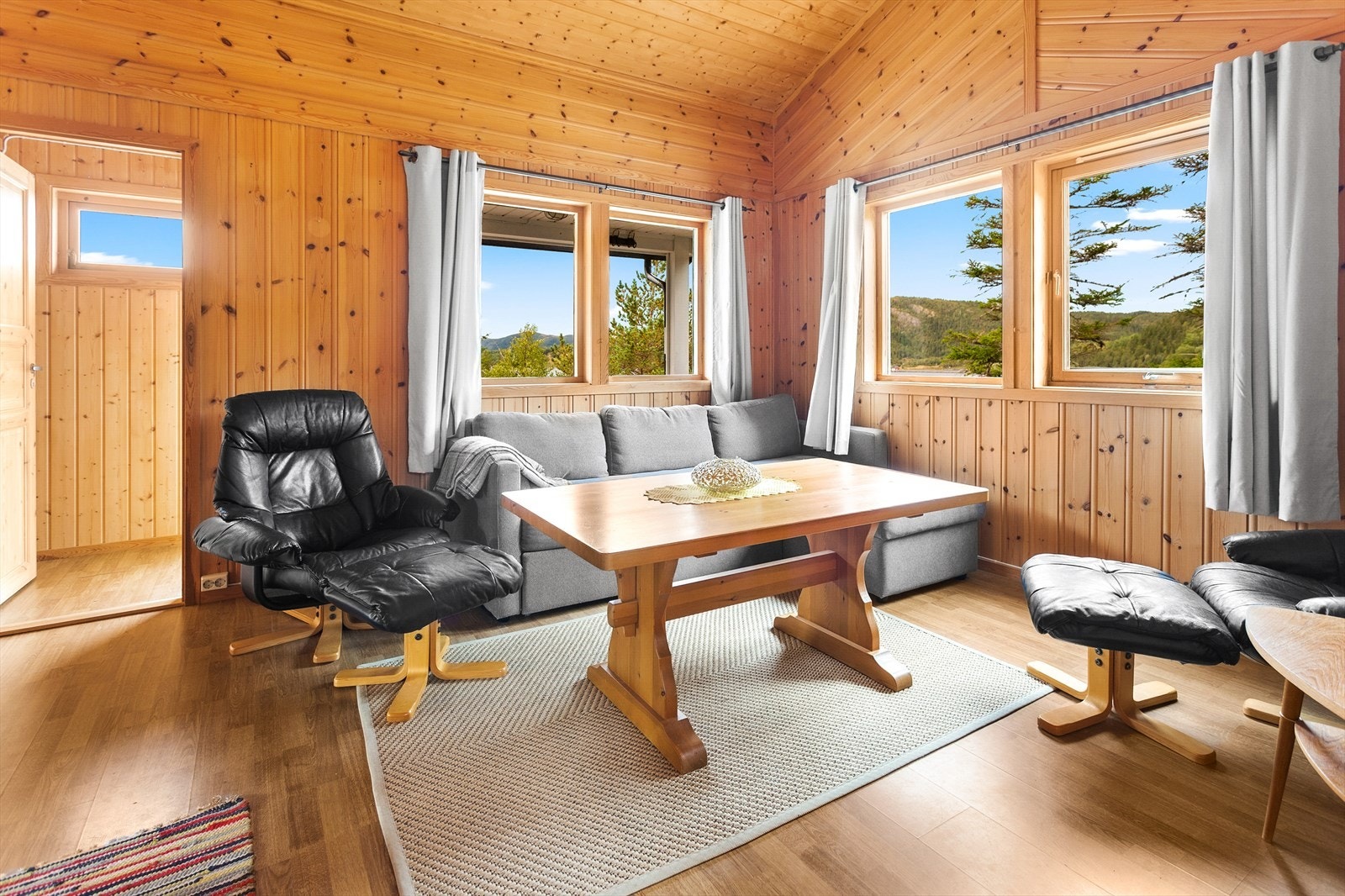 Bilde fra en av utleiehyttene, disse selges ferig møbler og klar for utleie Galleribilde