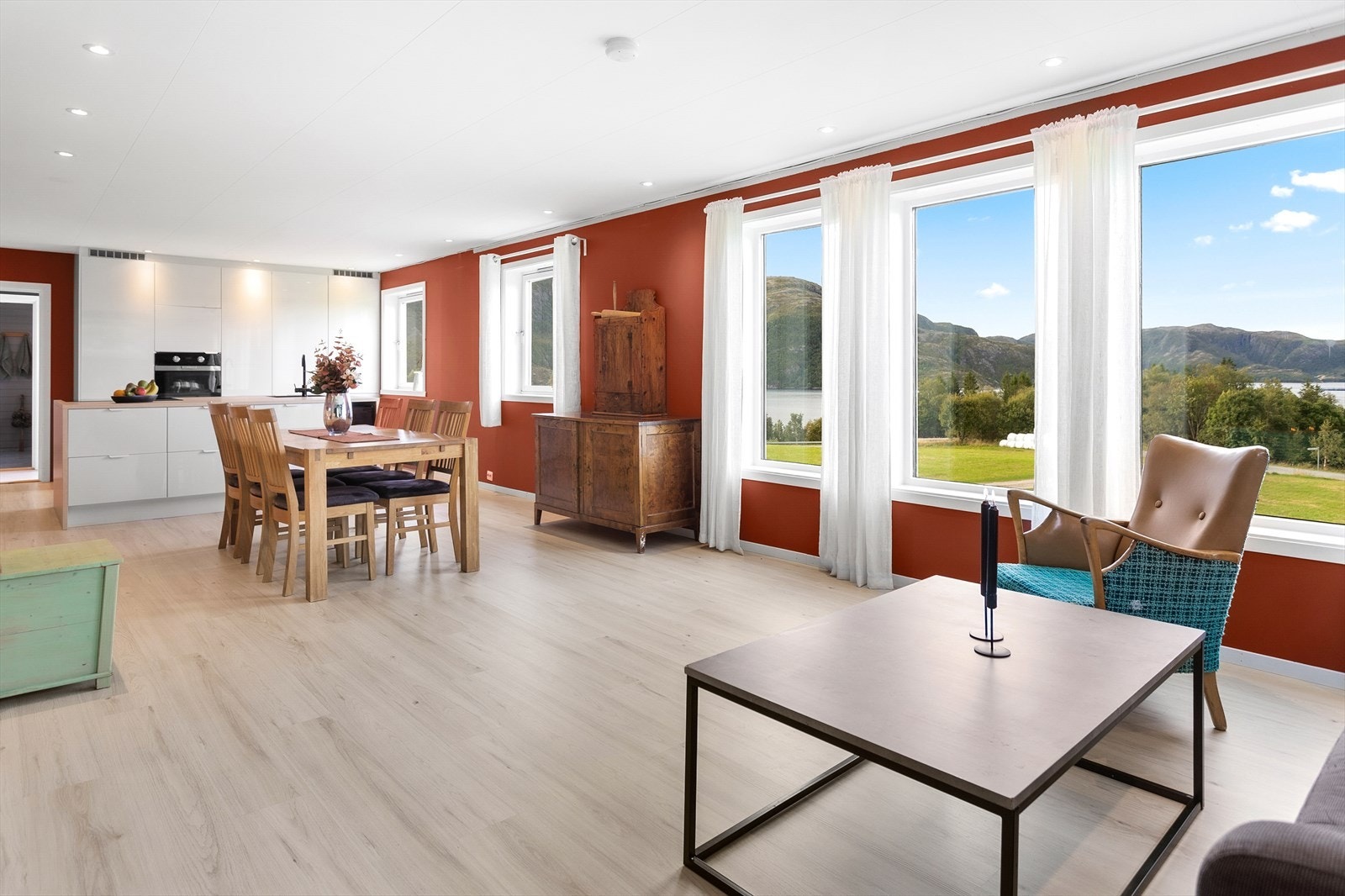 Inne i hovedboligen ble deler av hoveddelen renovert i 2020, med ny kjøkkeninnredning, nytt tak med spotbelysning, nytt gulv og malte vegger Galleribilde