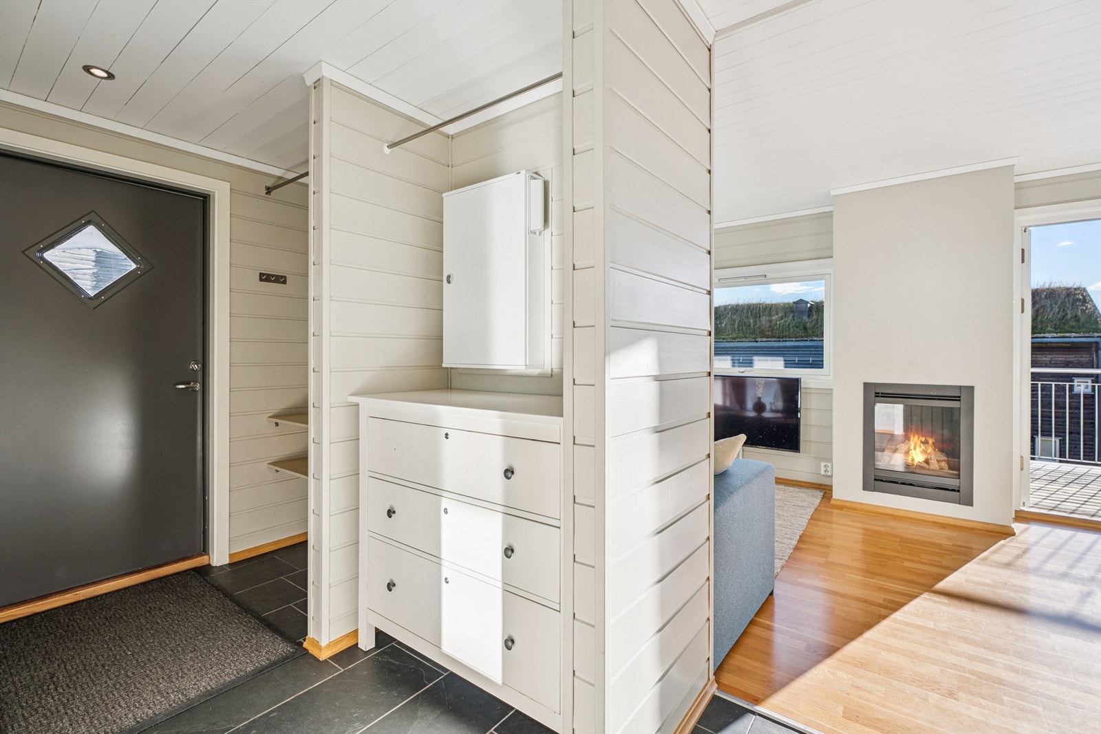 Velkommen inn i en praktisk entré med plass til oppbevaring av yttertøy. Galleribilde