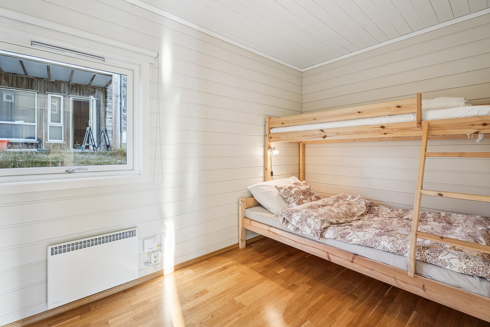 overommet har plass til både én køyeseng og én familiekøye - totalt 4-5 sengeplasser. Det er også god plass til kommode for klesoppbevaring. Galleribilde