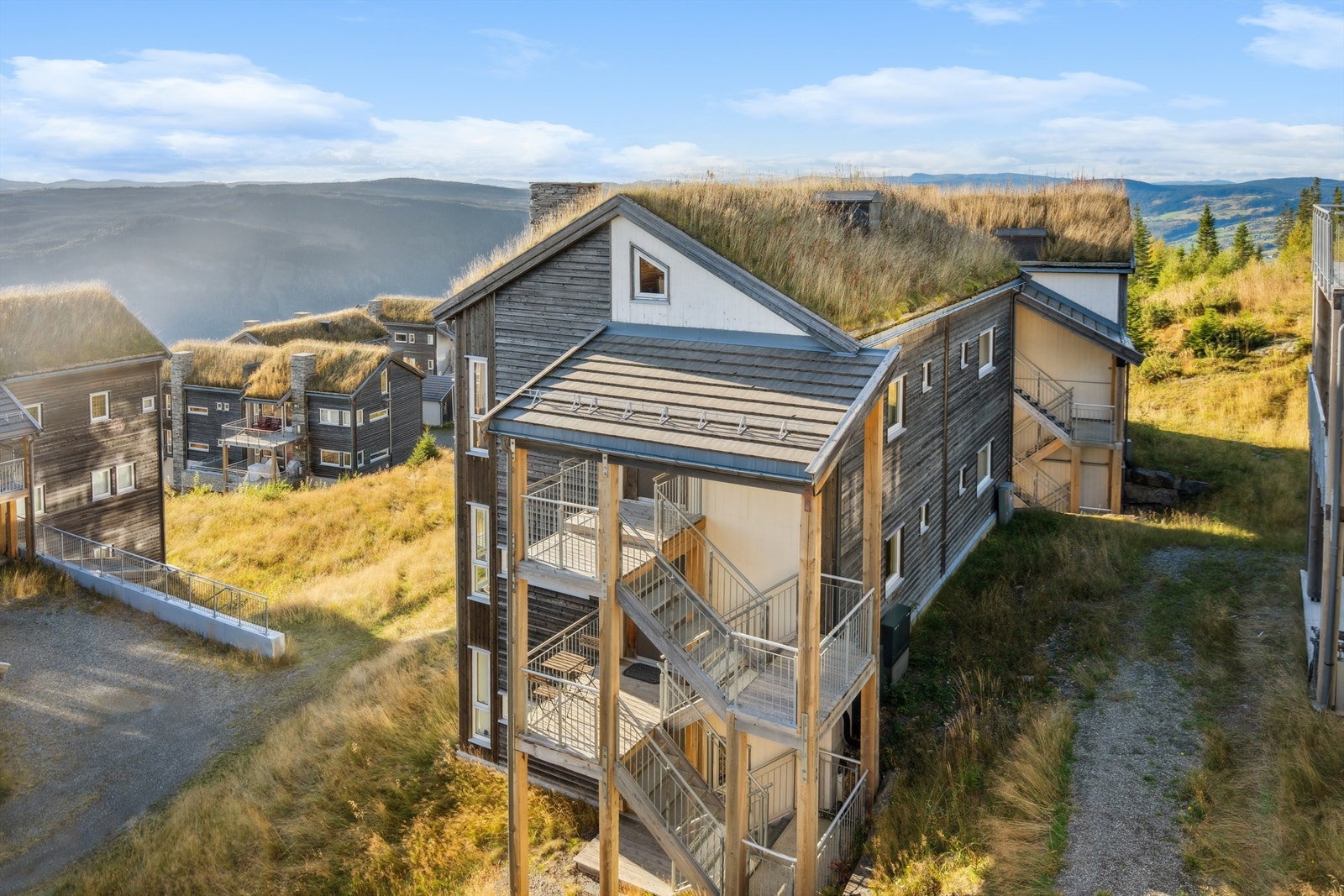 Bygget er fra 2007 med tradisjonell utforming med trekledning og torvtak. Galleribilde