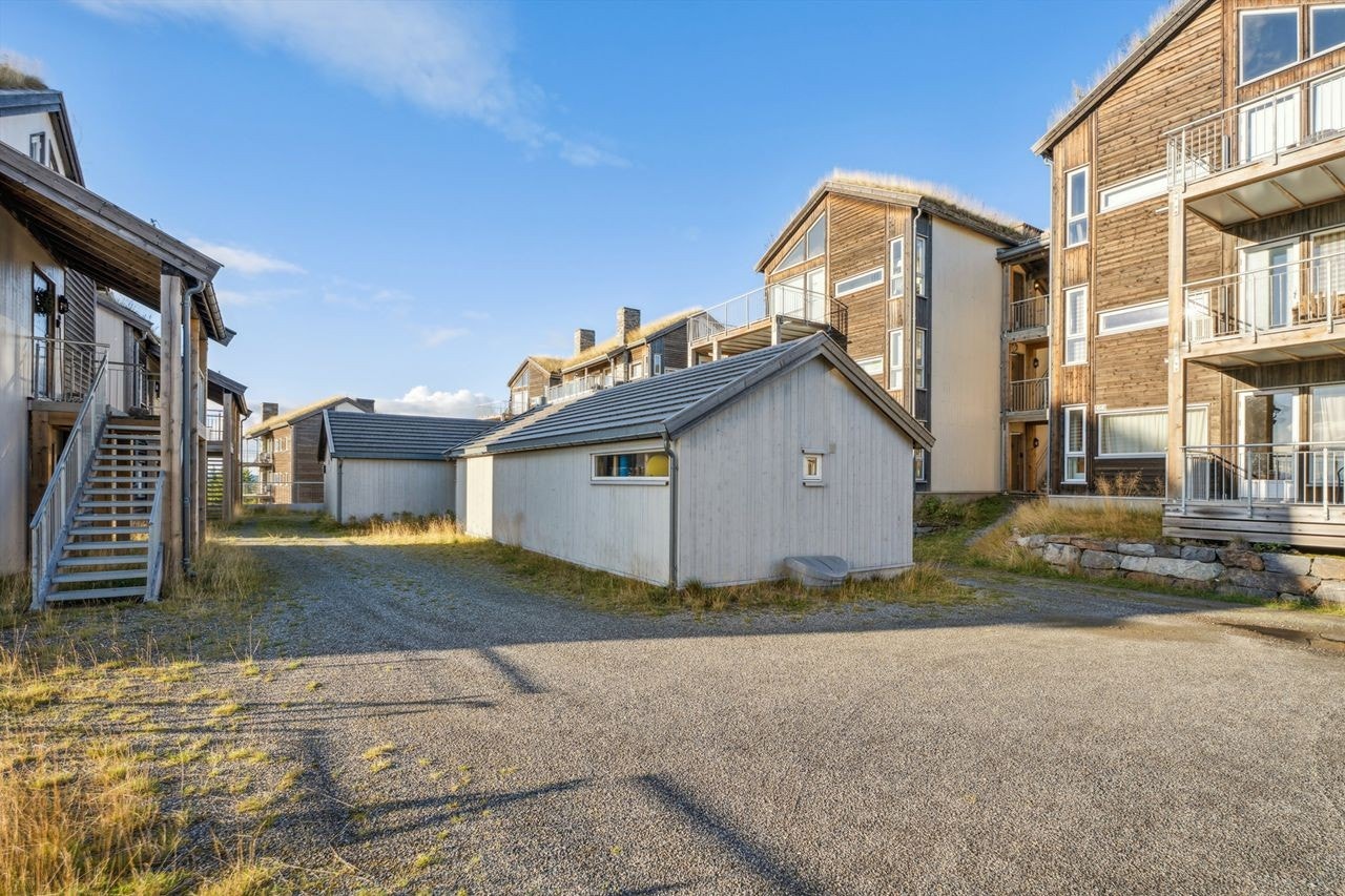 Til leiligheten følger en bod på 3m2 på tunet. Denne inneholder også felles smøreområde (benker, utstyr mm) og private boder til alle leiligheter. Galleribilde