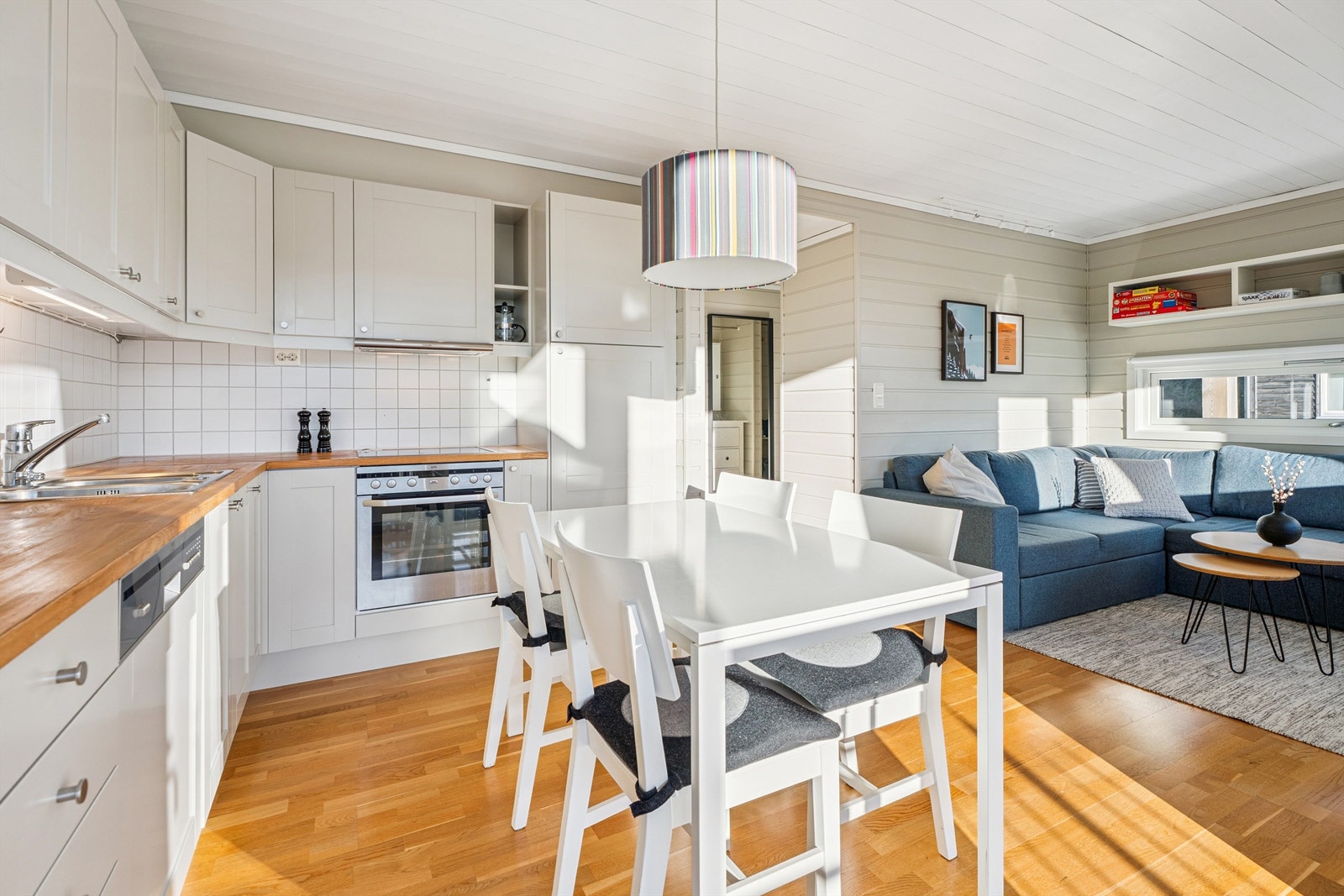 Kjøkkenet er en integrert del av rommet, med en naturlig plassering for spisebord. Galleribilde