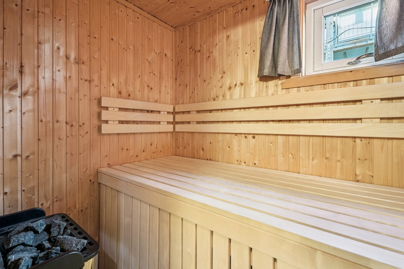 Badstuen er utført i trepanel og har en elektrisk badstueovn. Galleribilde