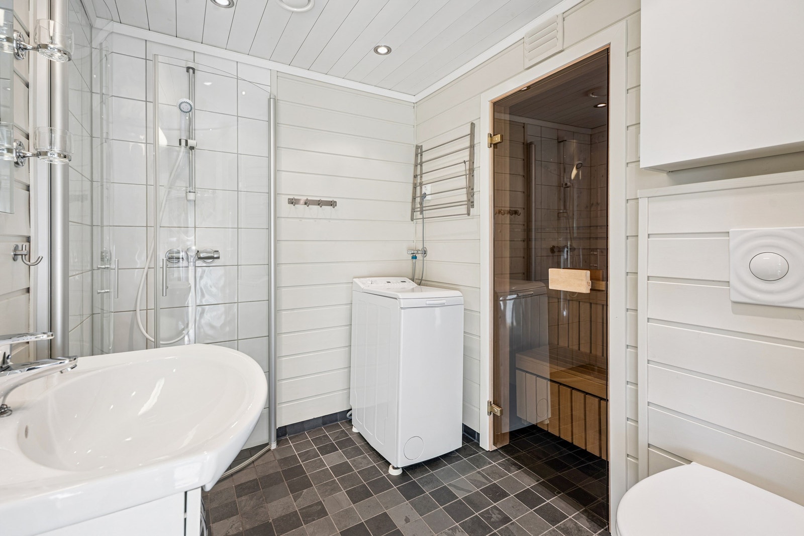 Fra badet er det direkte inngang til egen badstue - en ettertraktet kvalitet på fjellet. Galleribilde