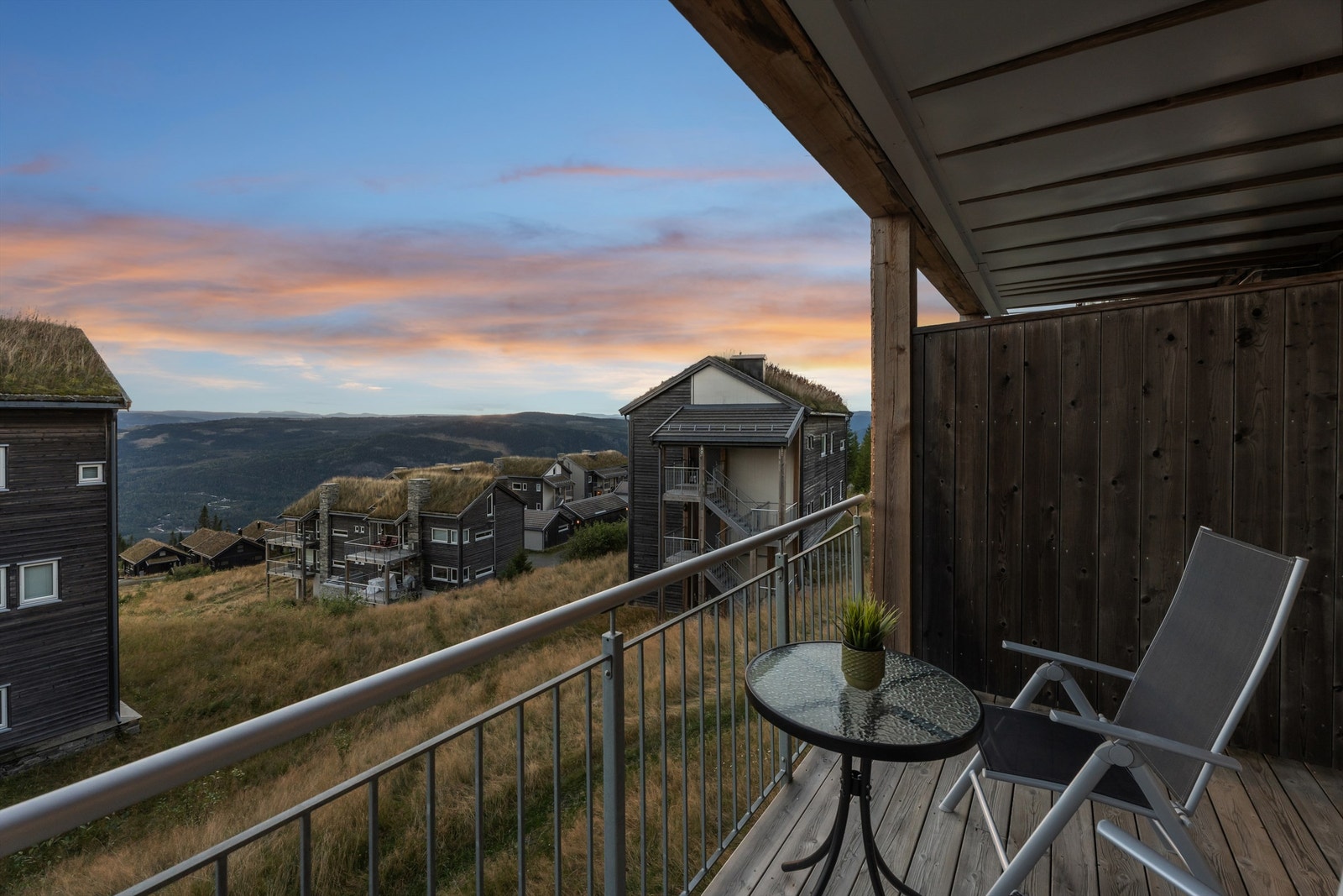 Fra terrassen på 9 m² har man en vidstrakt utsikt over området. Galleribilde