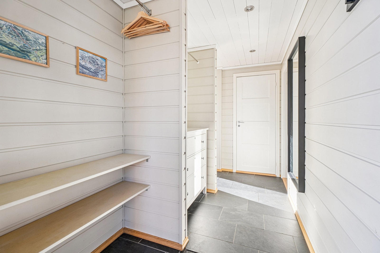 Gjennomgående panel på vegger og himling gir en lun og helhetlig atmosfære. Galleribilde