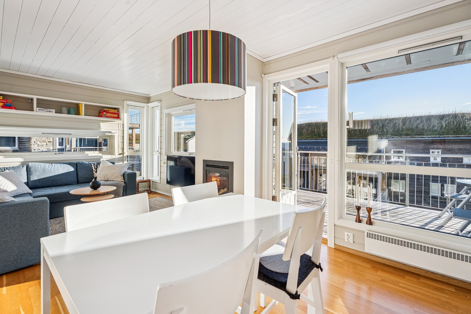 Fra spiseplassen har man god kontakt med både stue og kjøkken. Galleribilde