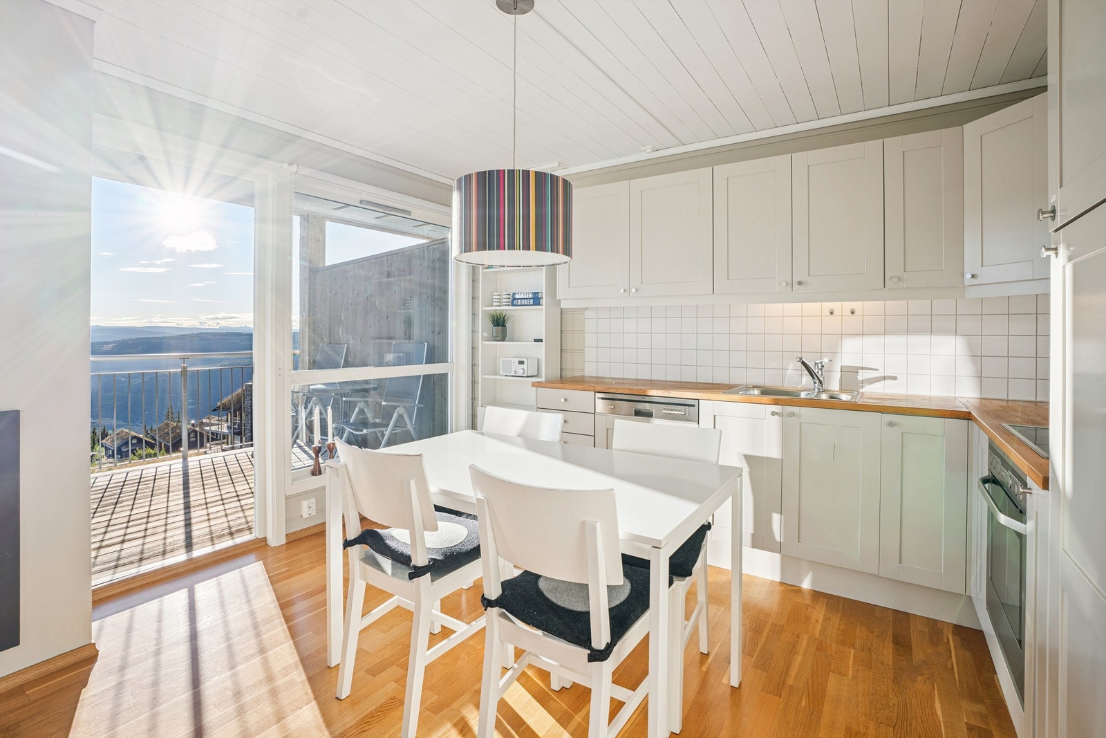 Fra spiseplassen er det direkte utgang til terrassen, som utvider den sosiale sonen. Galleribilde