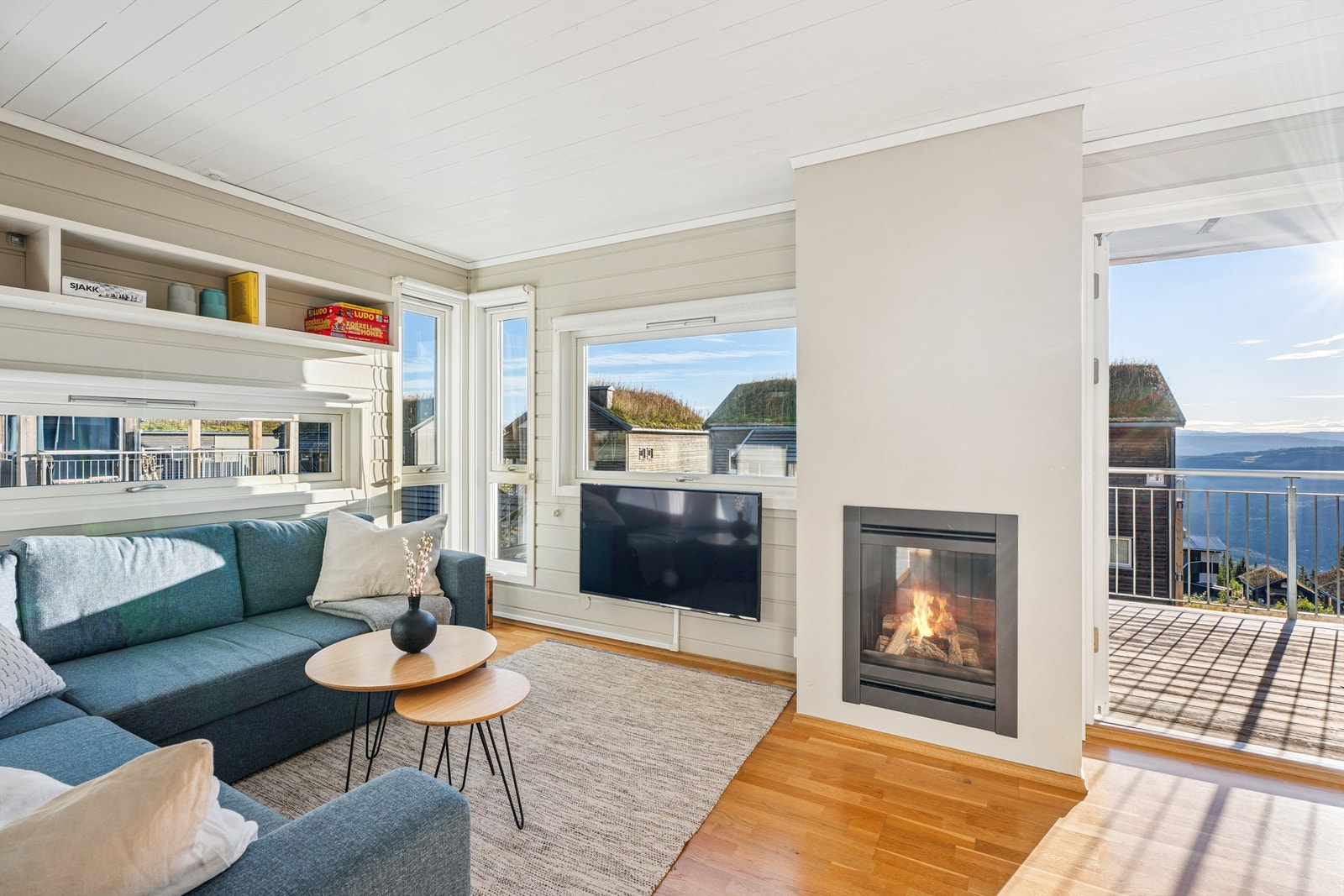 Store vindusflater slipper inn rikelig med dagslys og rammer inn utsikten. Galleribilde