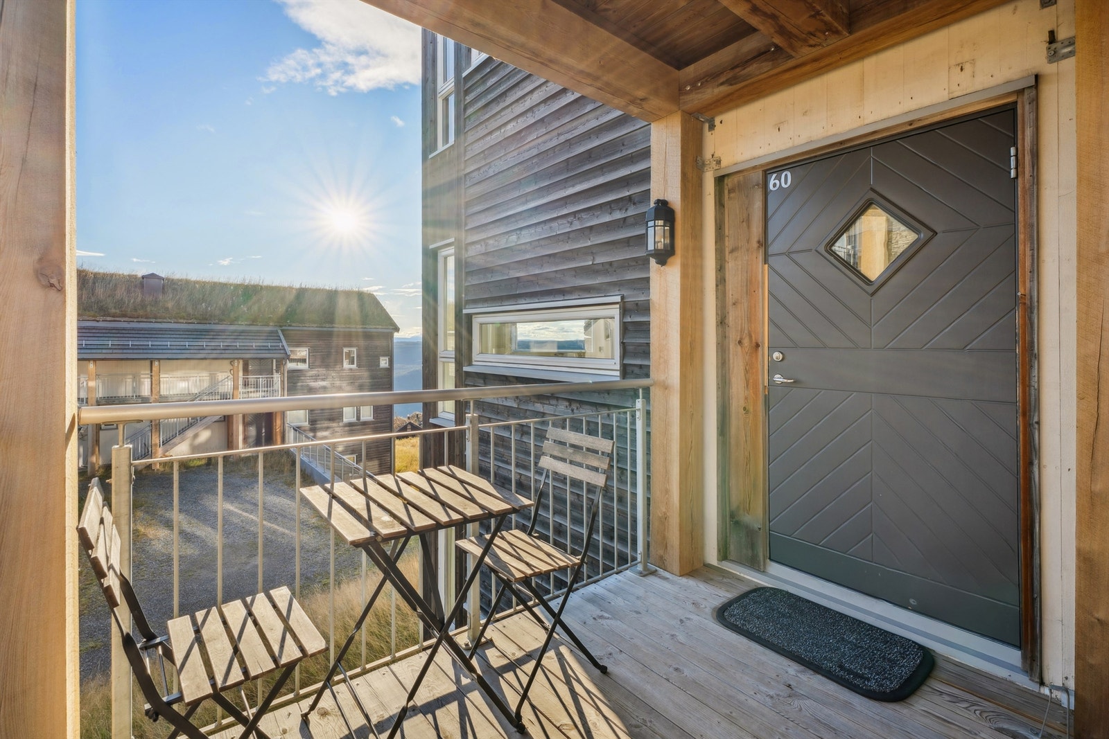 Leiligheten ligger i 2. etasje med adkomst via utvendig trapp. Galleribilde