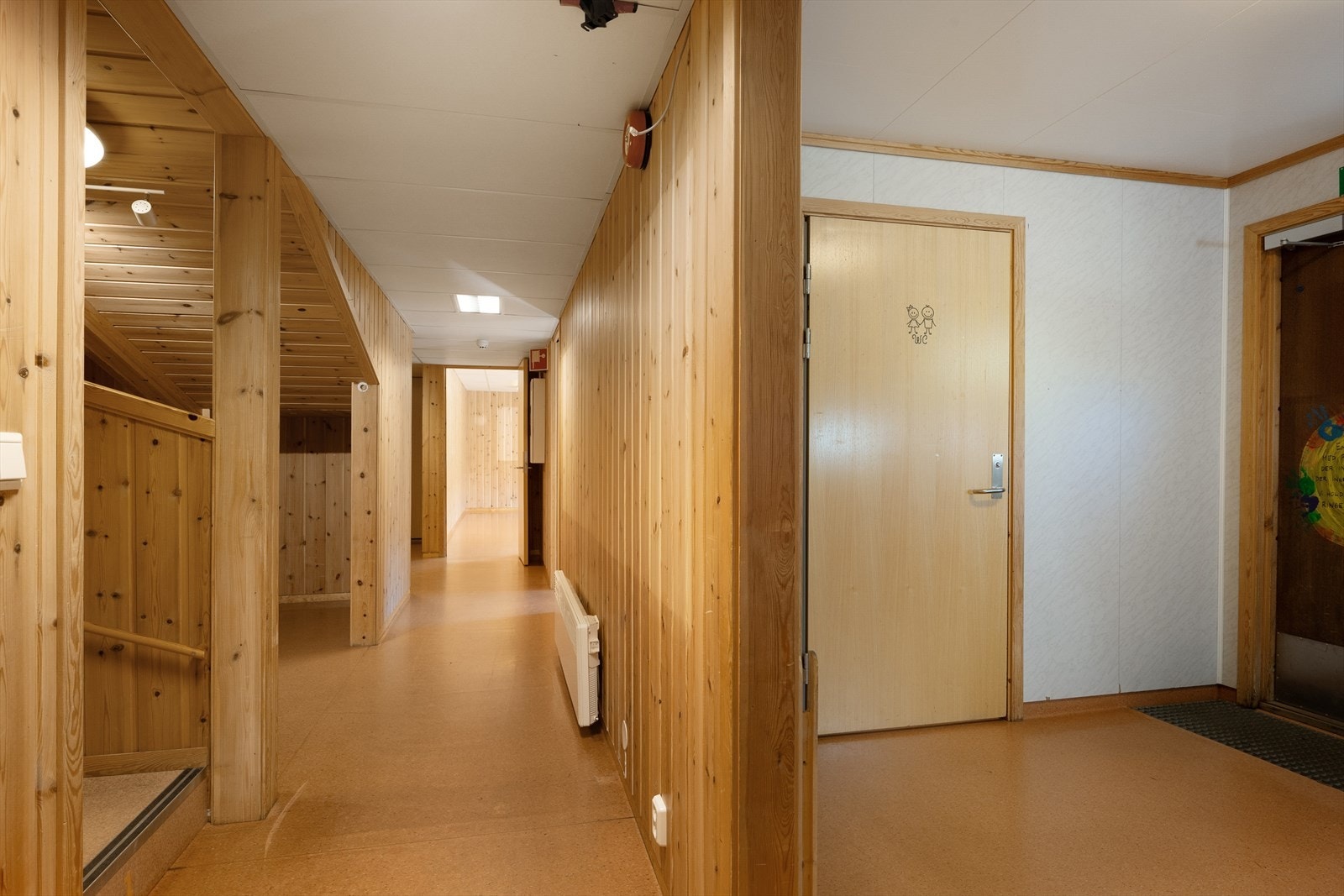 I denne etasjen er det kjøkken, to wc-rom og 6 øvrige rom. Galleribilde