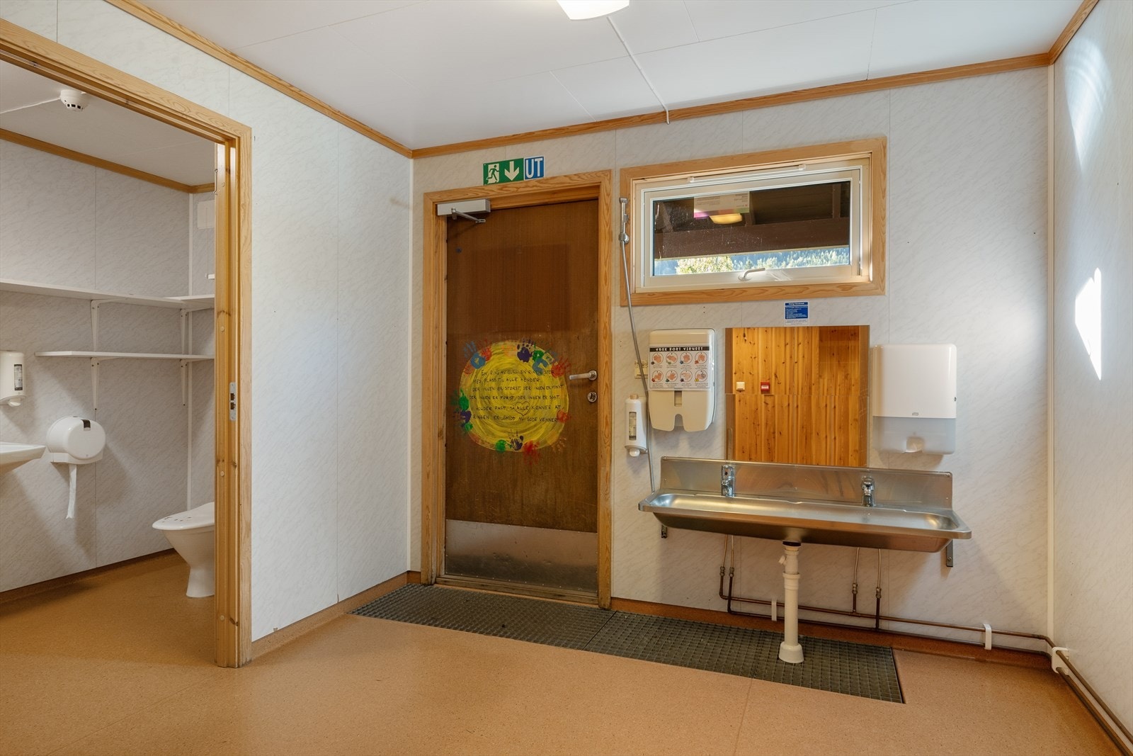 Det er adkomst til underetasjen både via egen inngang og innvendig trapp fra hovedetasjen. Galleribilde