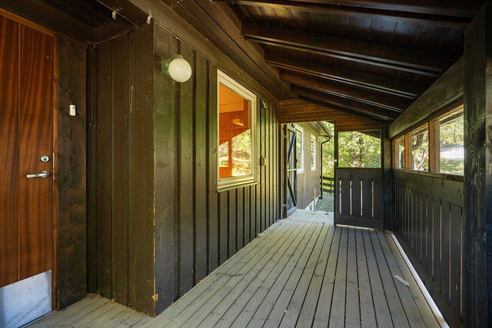 Hovedinngangen har takoverbygg. Galleribilde