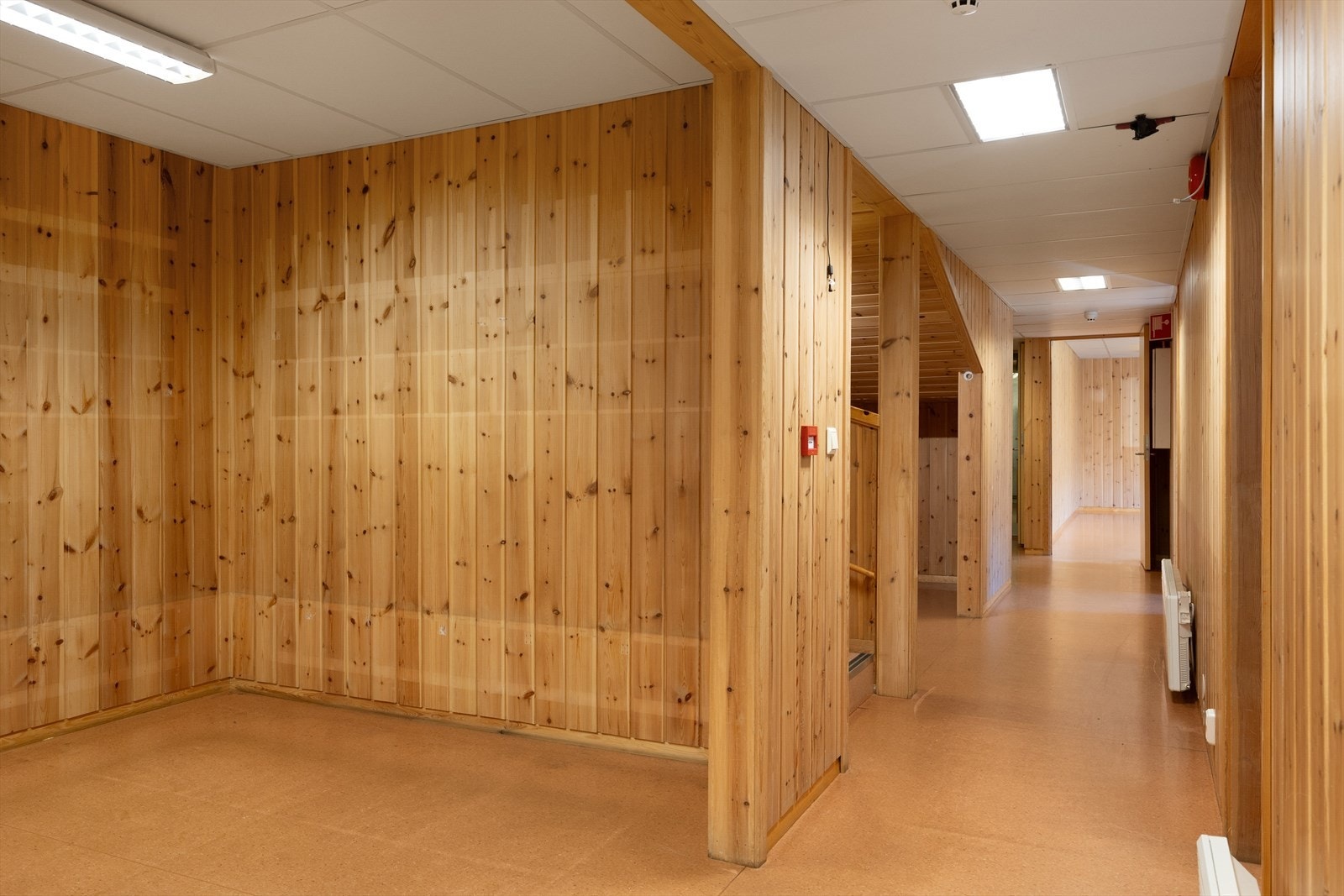 Overflater i begge etasjer er utført med samme materialvalg. Galleribilde