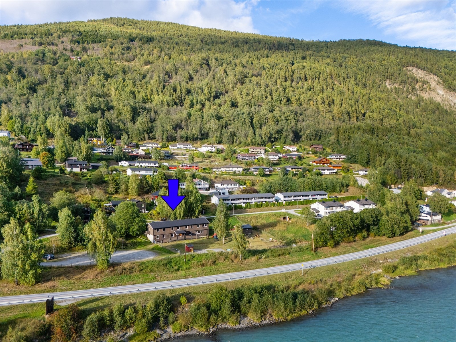 Fra eiendommen er det kort vei til et bredt spekter av servicetilbud, i tillegg til flotte tur- og rekreasjonsområder. Galleribilde