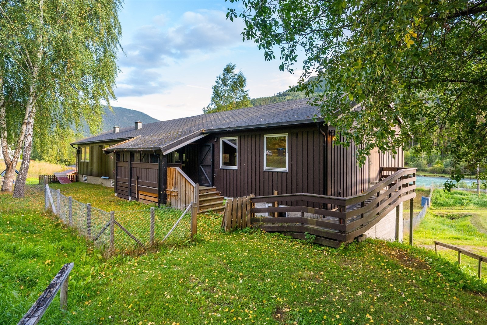 Det er adkomst både via trapp og trappefri inngang. Galleribilde