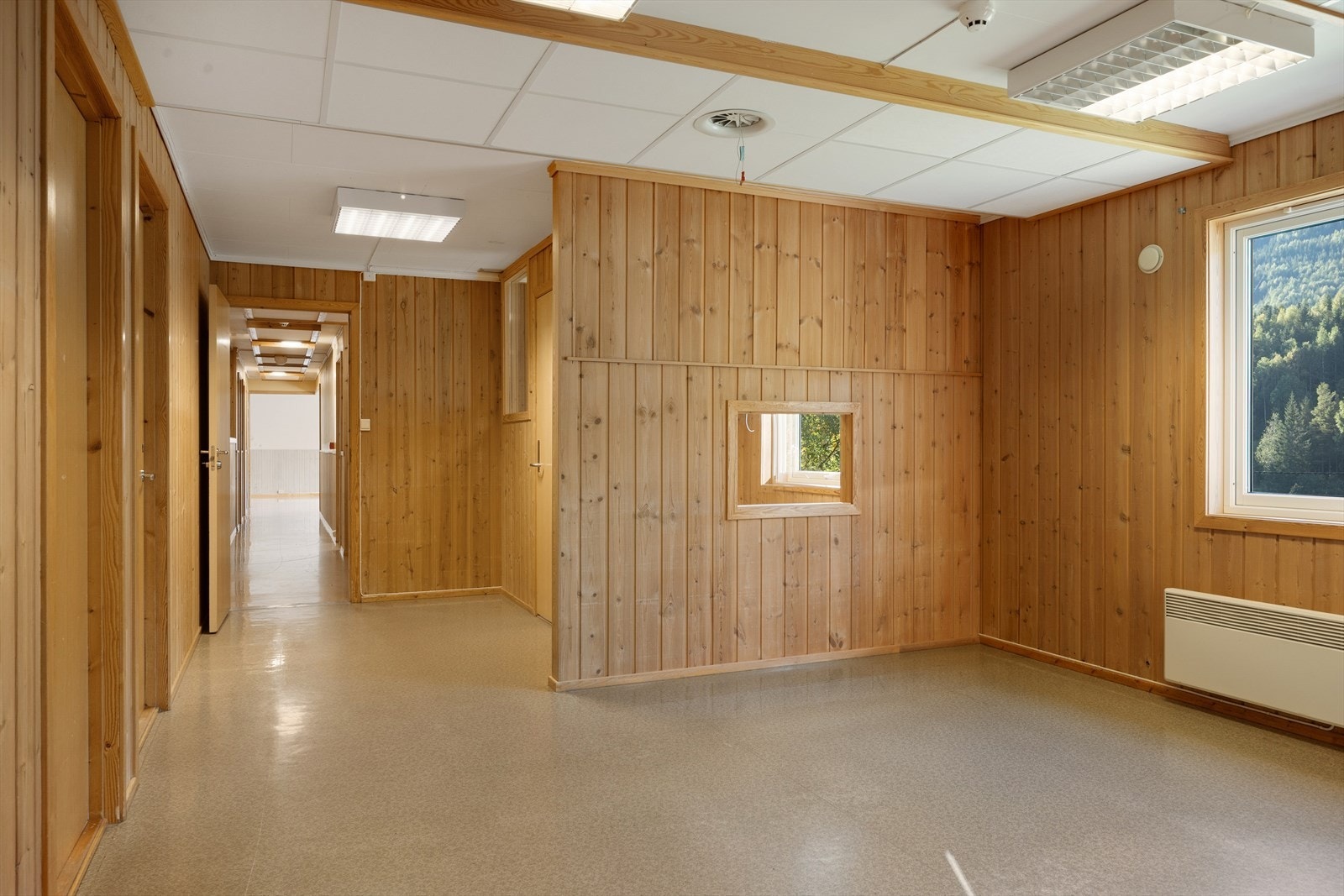 Overflater har i hovedsak panelte vegger og gulvbelegg. Galleribilde