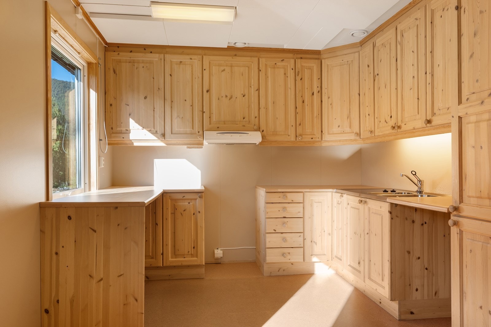 Kjøkkenet har klassisk innredning med over- og underskap. Galleribilde