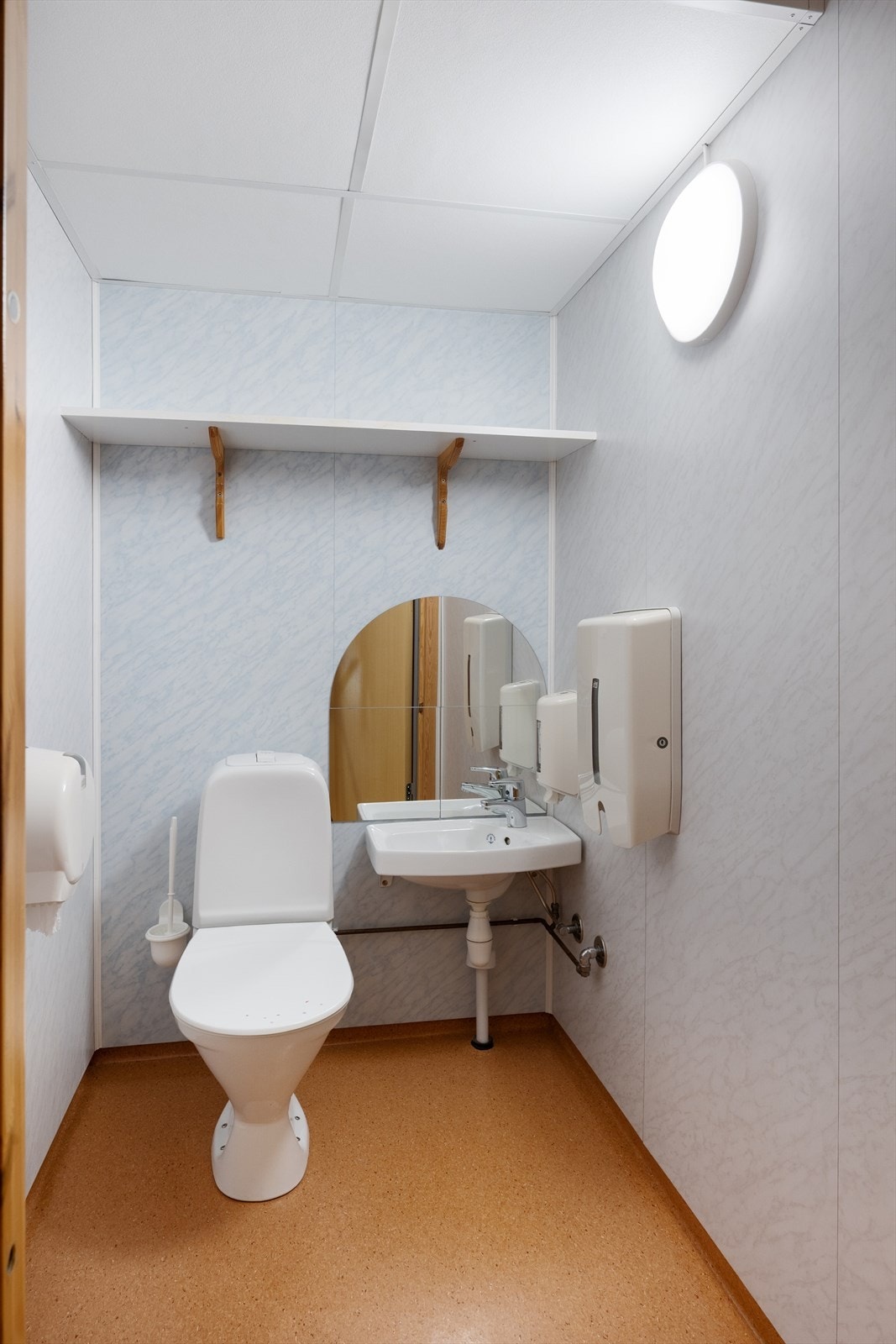 Det ligger ett wc-rom i gangen ved kjøkkenet. Det andre er plassert ved inngangen. Galleribilde