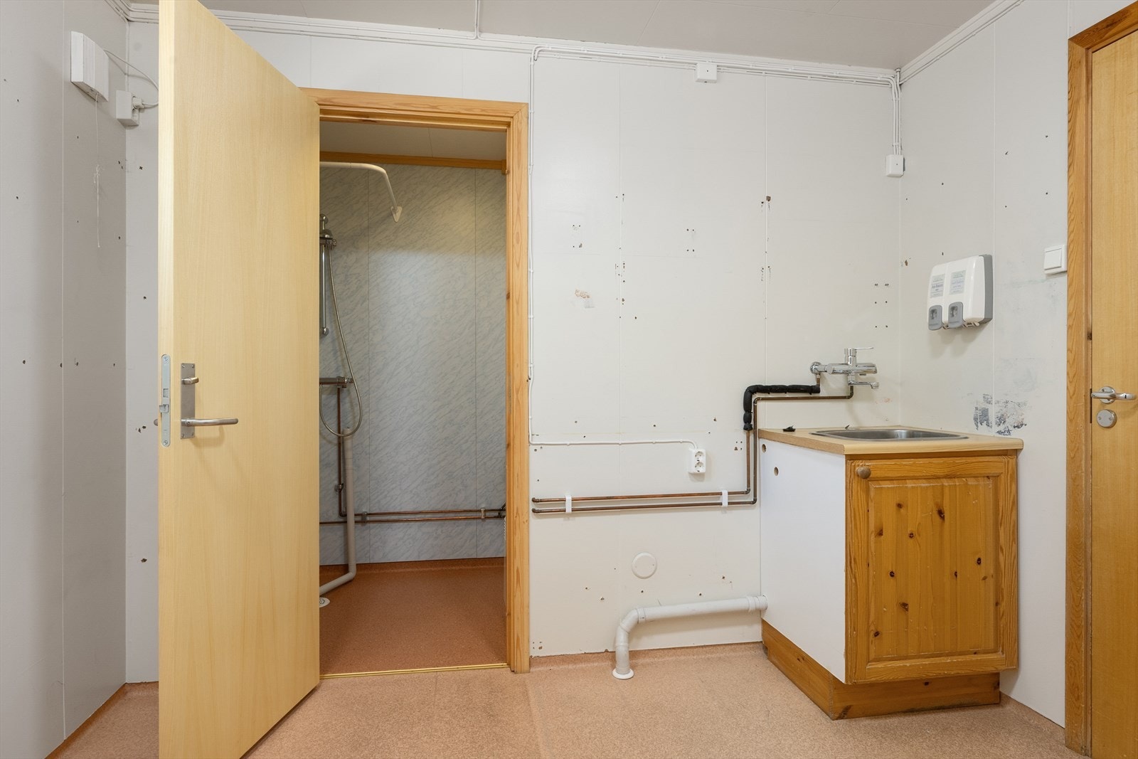 Stellerom med separat dusjrom. Galleribilde