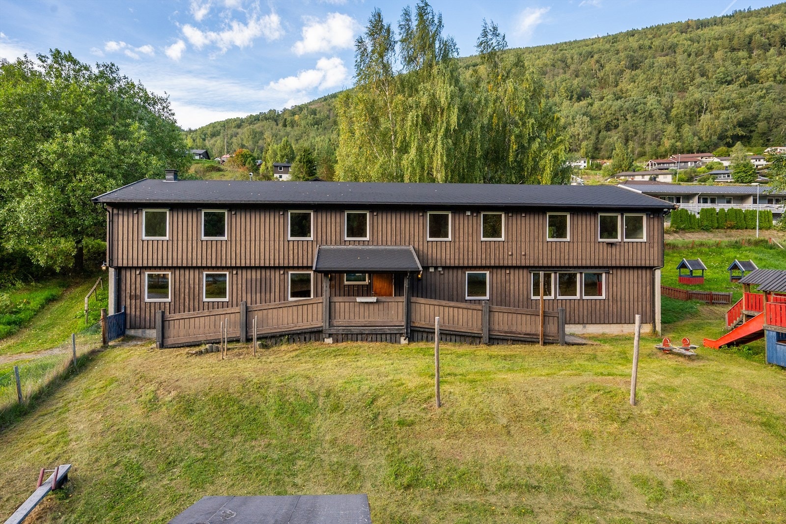 Tomten er på ca 1360 kvm, og eiendommen ligger sørvendt. Galleribilde
