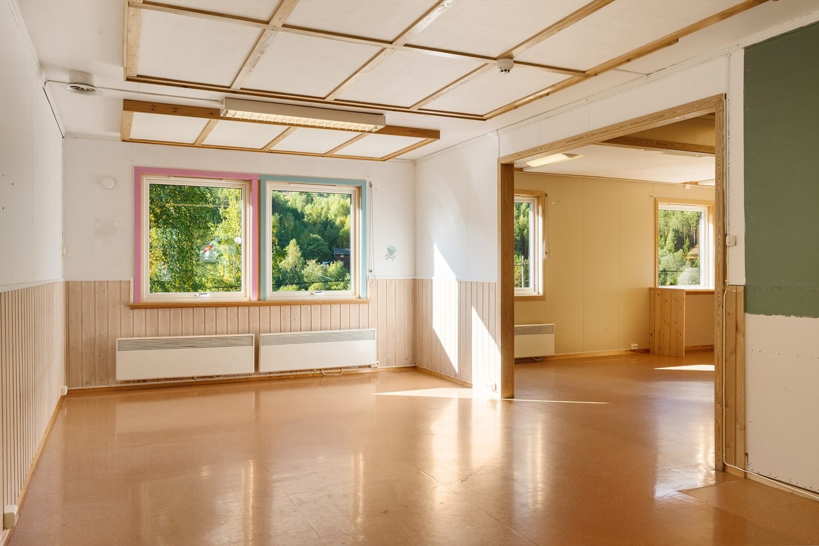 Oppholdsrom i tilknytning til kjøkkenet. Galleribilde