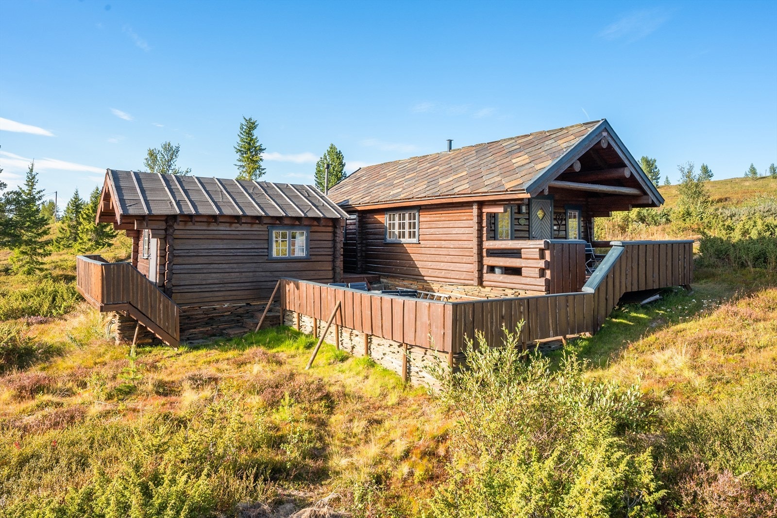 Eiendommen ligger fint og åpent til på Kleivrudåsen ca 980 moh, og ca 12 km opp fra Otta sentrum. Galleribilde