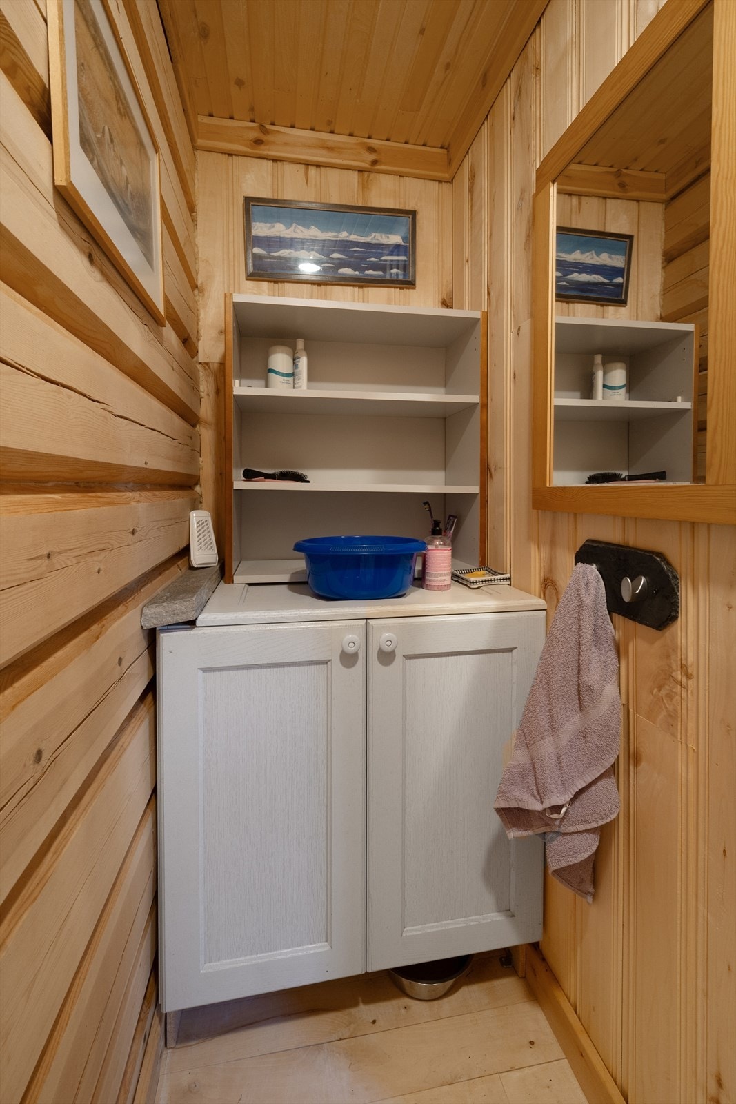 Stellerommet er innredet med speil, skap og hyller samt biotoalett. Galleribilde