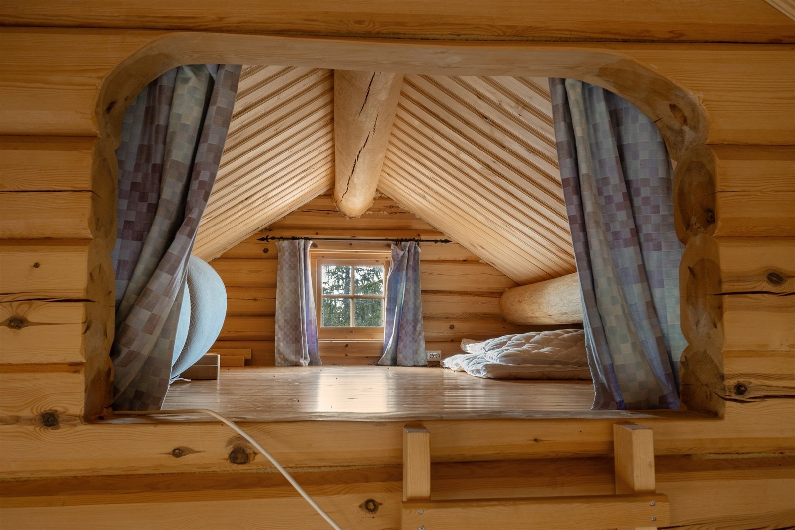 I tillegg har hytta en liten hems. Hemsen har ikke godkjent rømningsveg. Galleribilde